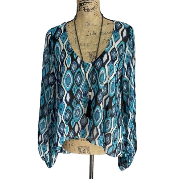 Show Me Your MuMu High Low Ikat Print Keyhole Back Blouse Blue and White - Picture 4 of 11